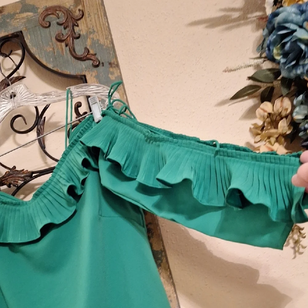 Vibrant Green Ruffled Cold Shoulder Blouse. NWOT Size SMALL - Picture 6 of 9